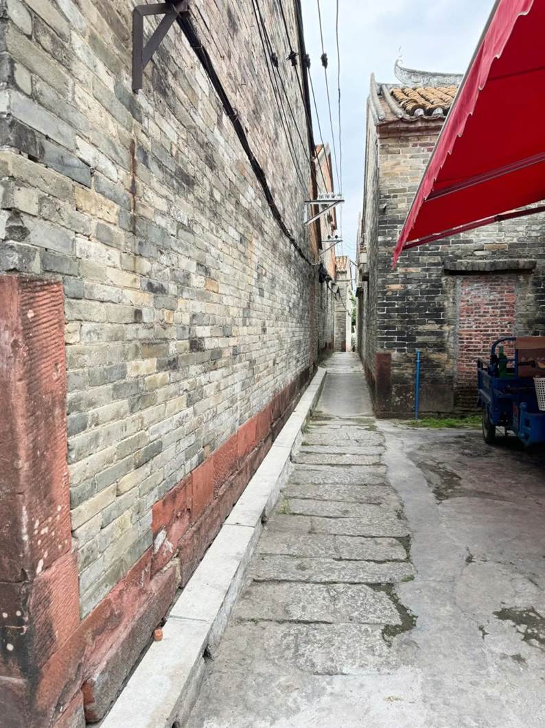 同学们围绕设计课题在老师的指导下完成