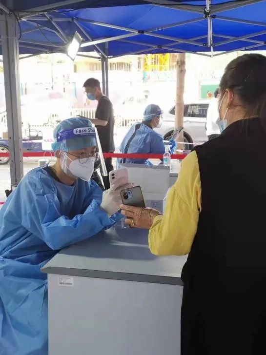 他们加入志愿者行列中