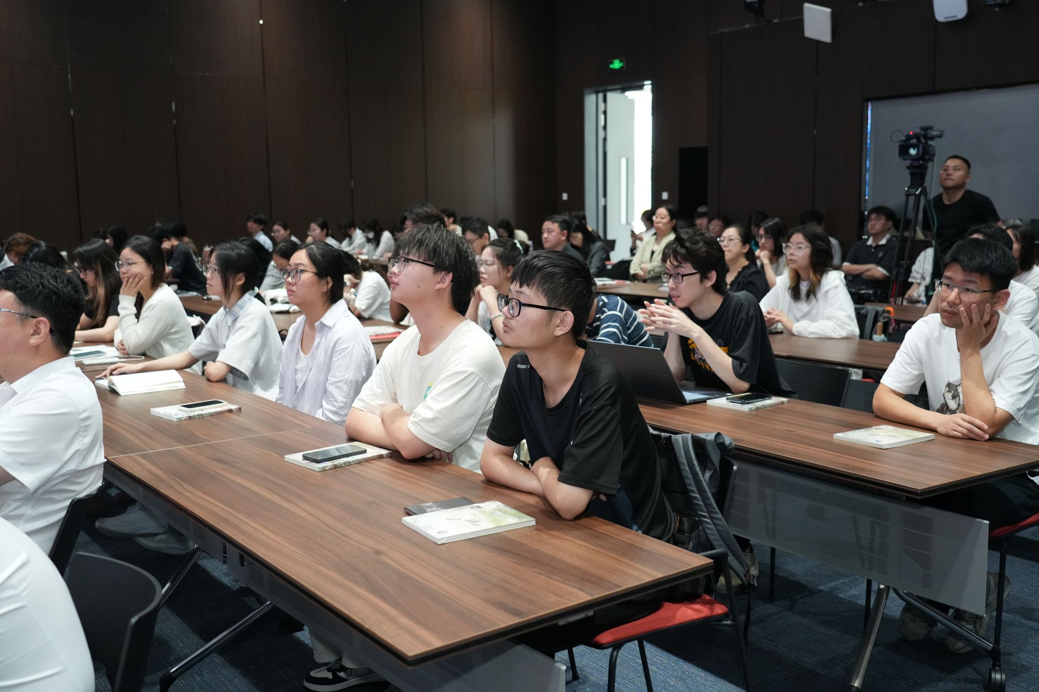 开展题为《加强科技创新