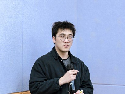 香港中文大学原讲席教授何佳